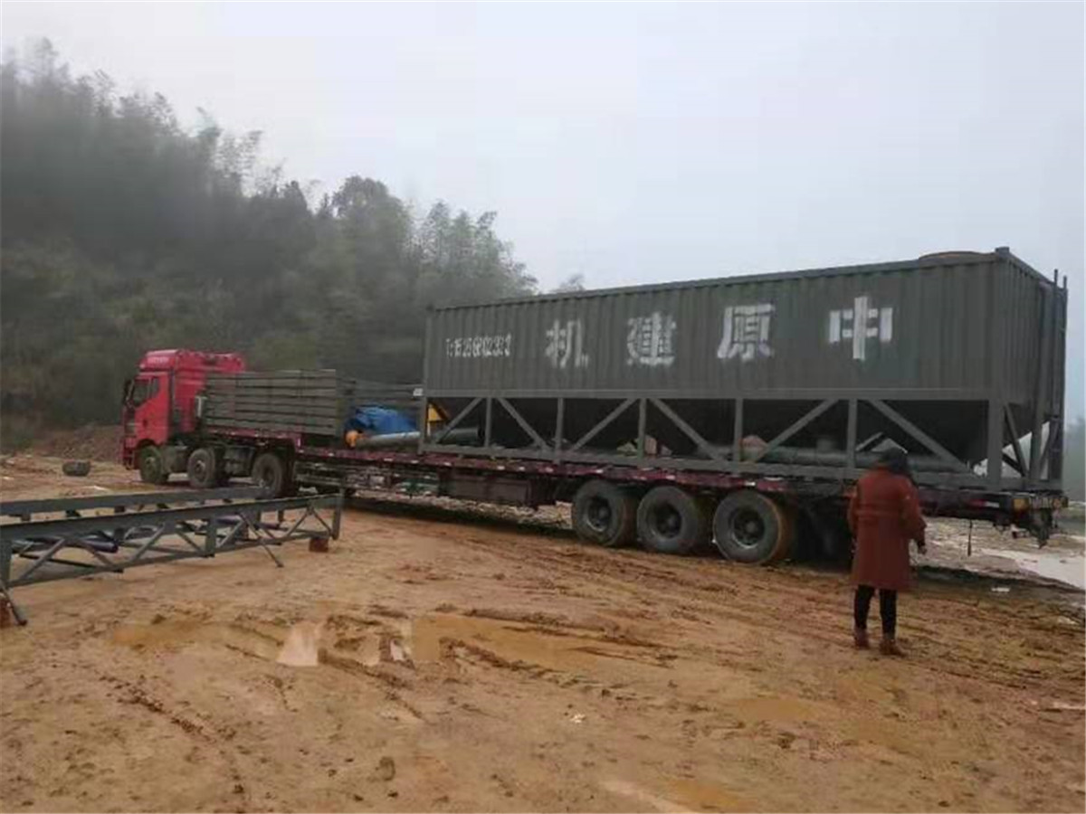 中原机器JZC3000混凝土搅拌站抵达湖南
